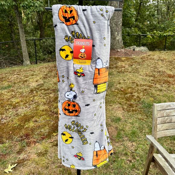 NEW Peanuts Snoopy Great Pumpkin Halloween 50x70” Gray Snuggly Throw Blanket - Picture 1 of 14